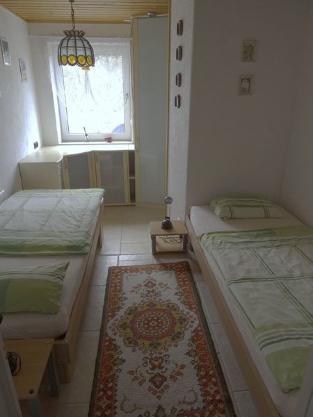 Schlafzimmer mit 2 Einzelbetten